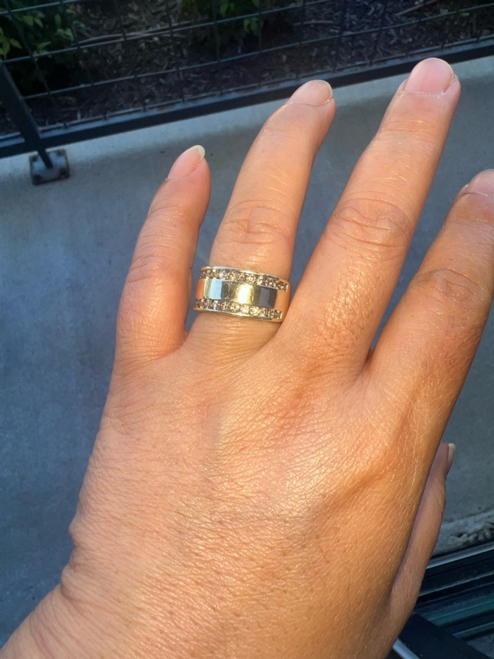 10 k Chanel style band ring 6.5
